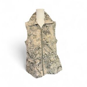 🆕 💚✨ NWOT CHICO’S Zenergy Green Gold Metallic Snake Print Vest | Sz 2 (L)